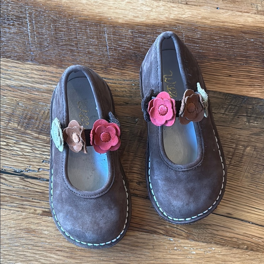 Willits Brown Kids Shoes with Floral Accents size 7.5W
